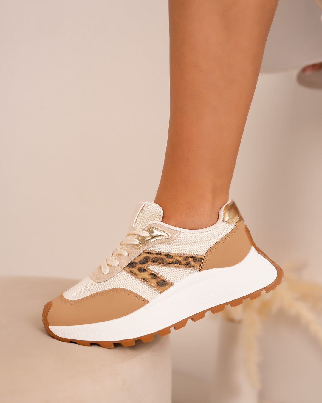 Basket femme blanche et beige avec rayures léopard et semelle épaisse crantée
