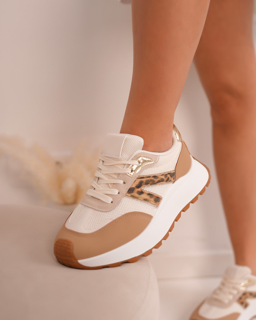 Basket femme blanche et beige avec rayures léopard et semelle épaisse crantée
