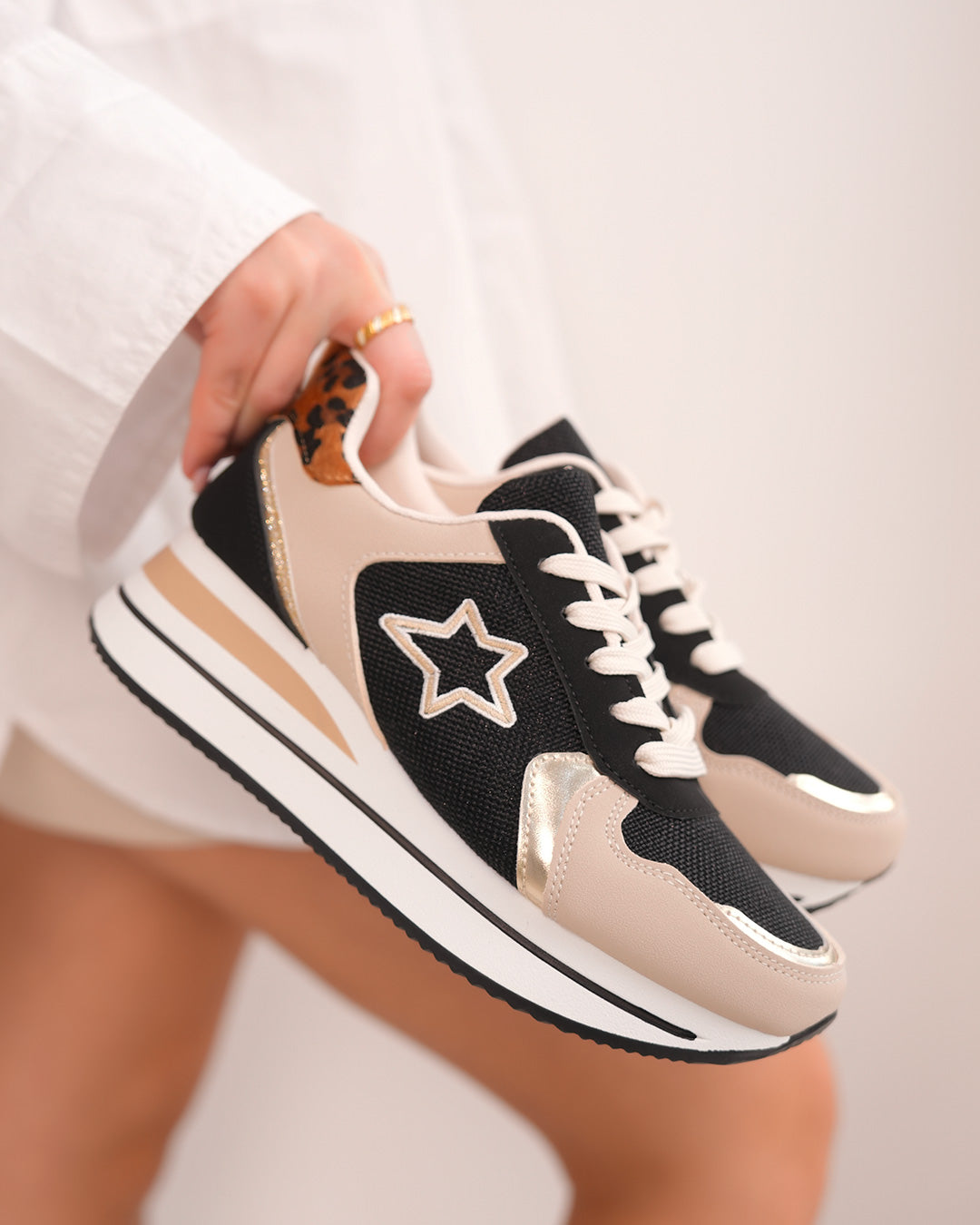 Basket femme noire et beige avec étoile tissée, détails dorés et motif léopard