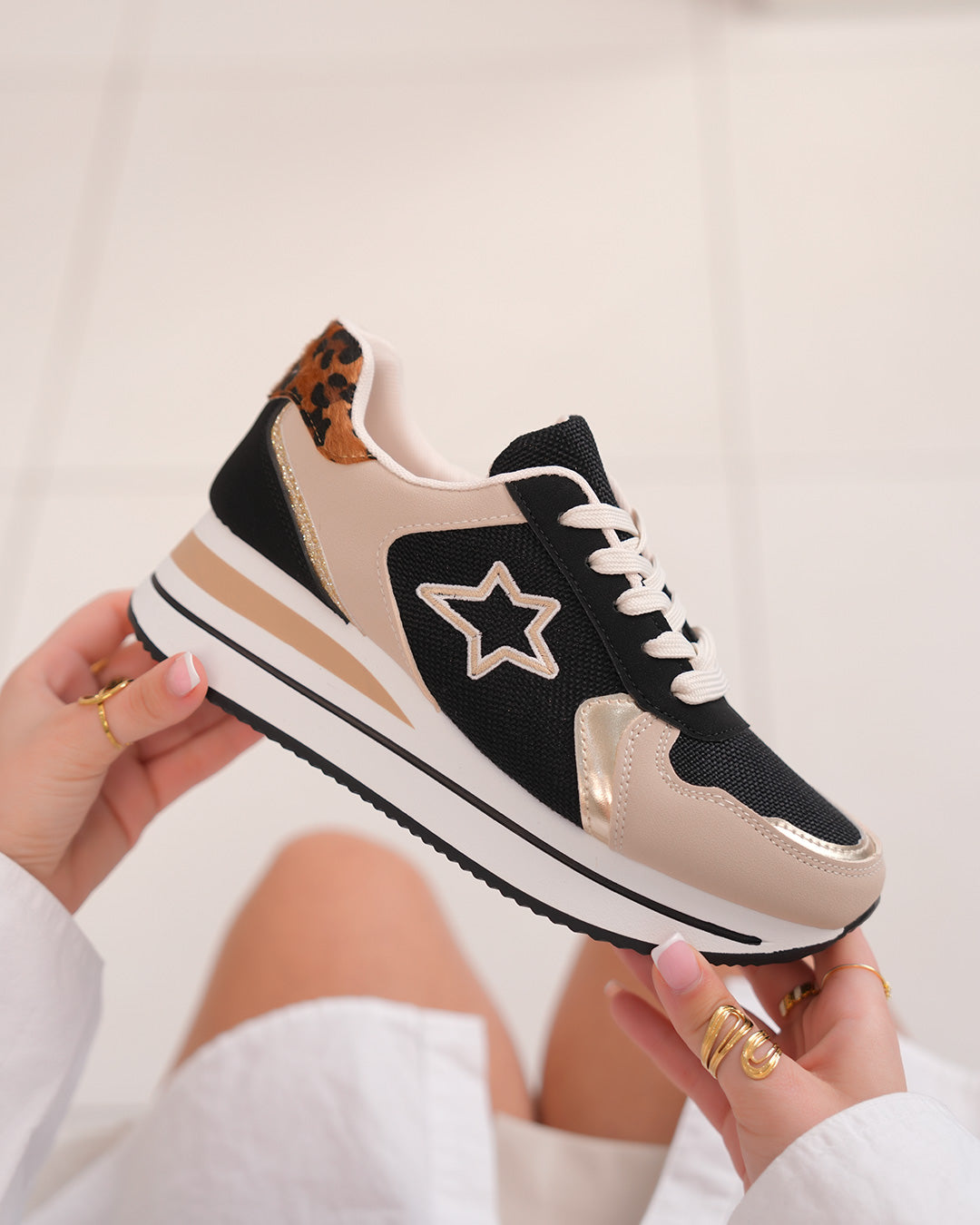 Basket femme noire et beige avec étoile tissée, détails dorés et motif léopard