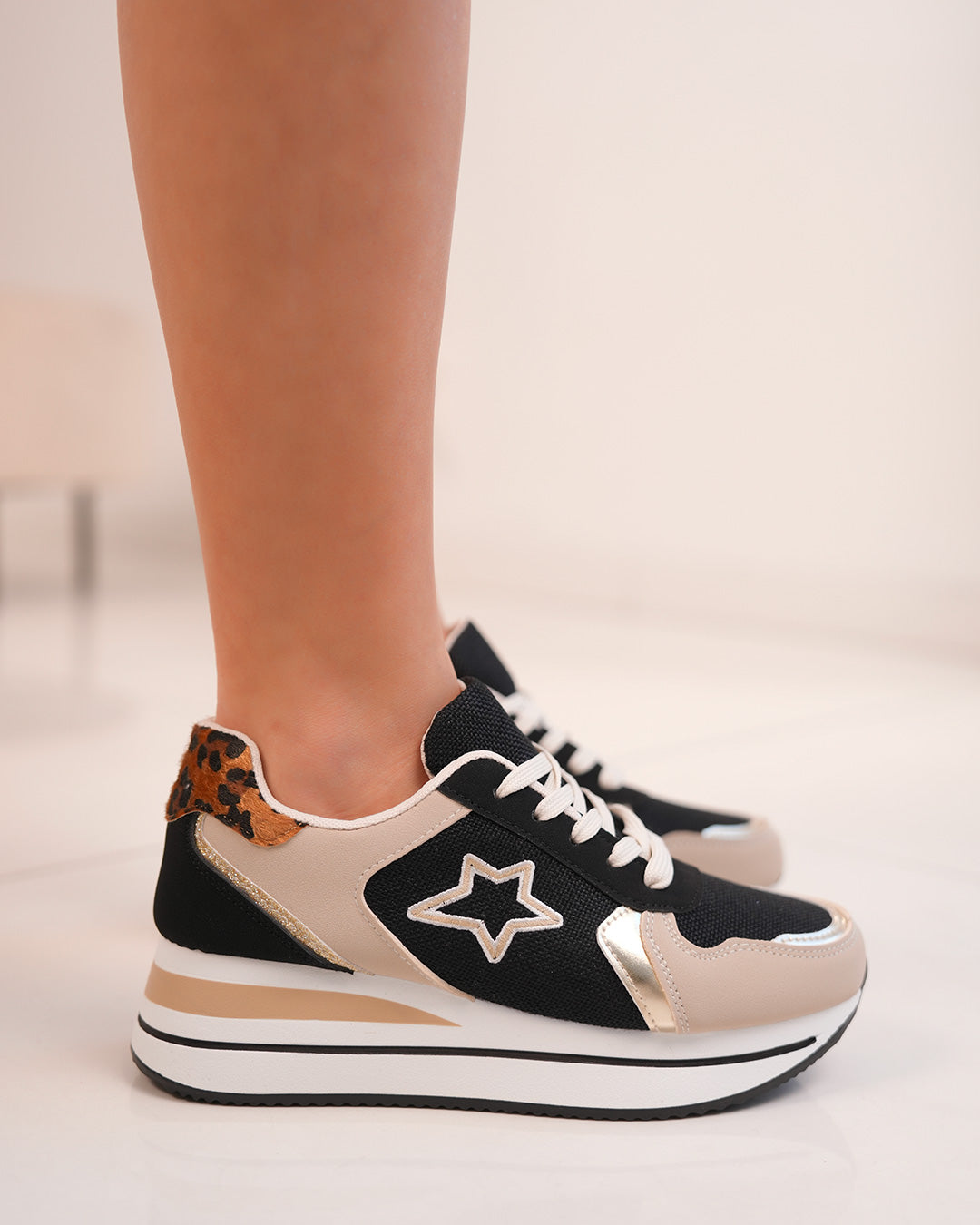 Basket femme noire et beige avec étoile tissée, détails dorés et motif léopard