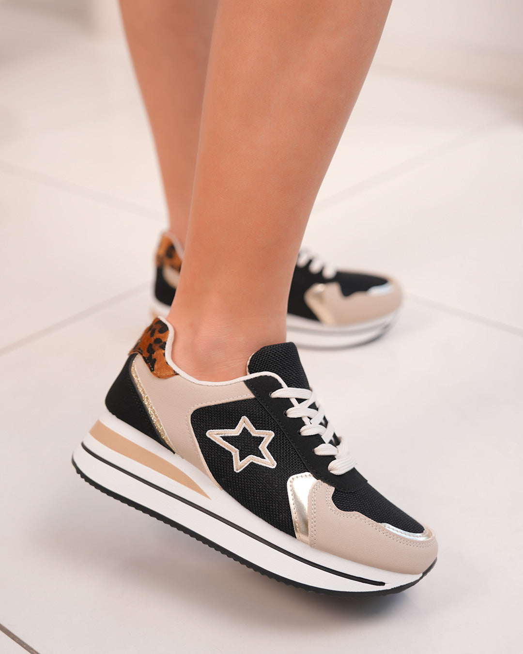 Basket femme noire et beige avec étoile tissée, détails dorés et motif léopard