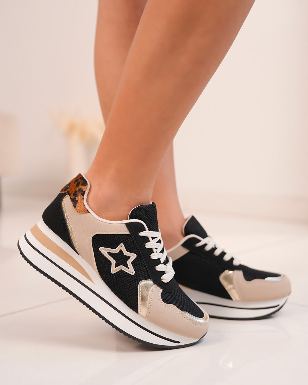 Basket femme noire et beige avec étoile tissée, détails dorés et motif léopard