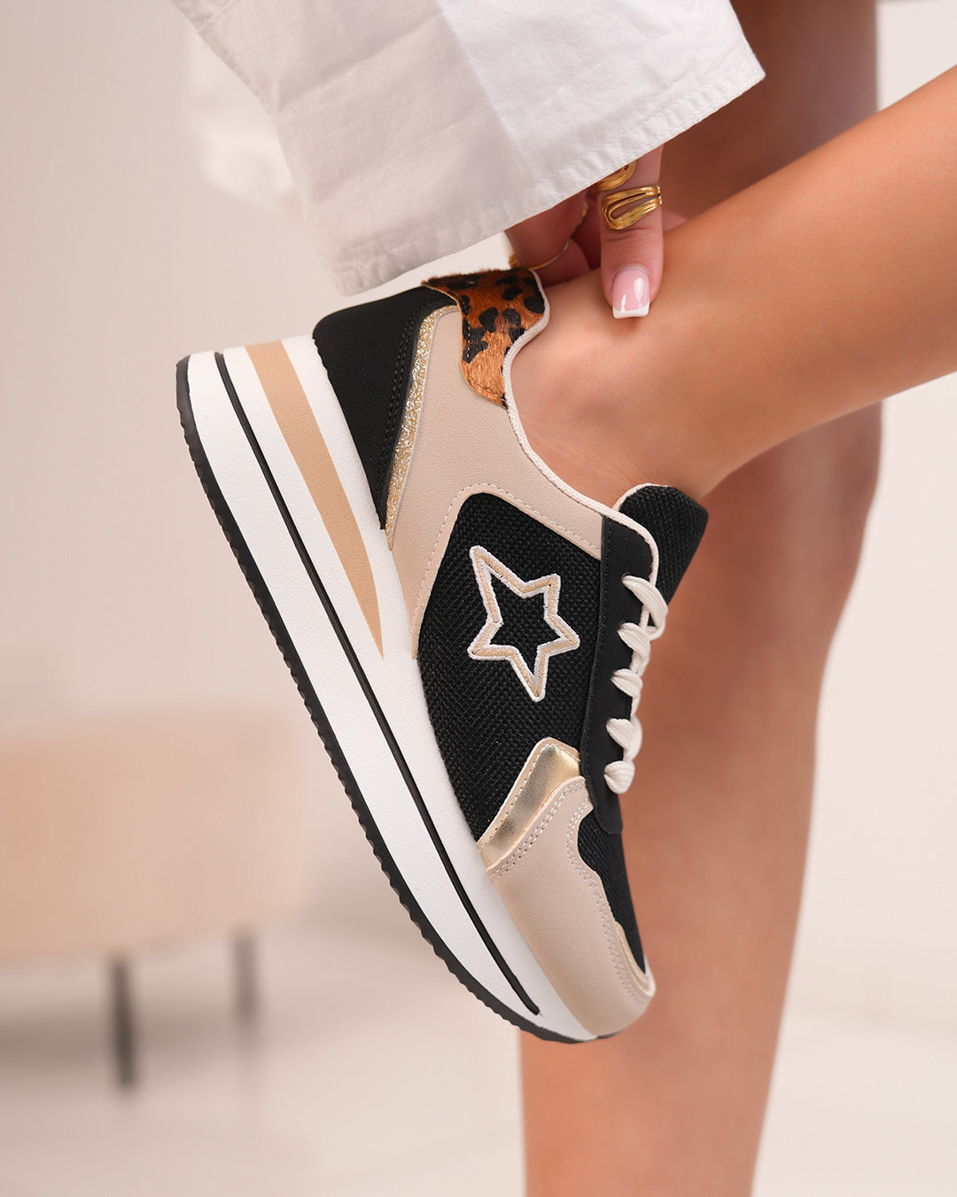 Basket femme noire et beige avec étoile tissée, détails dorés et motif léopard