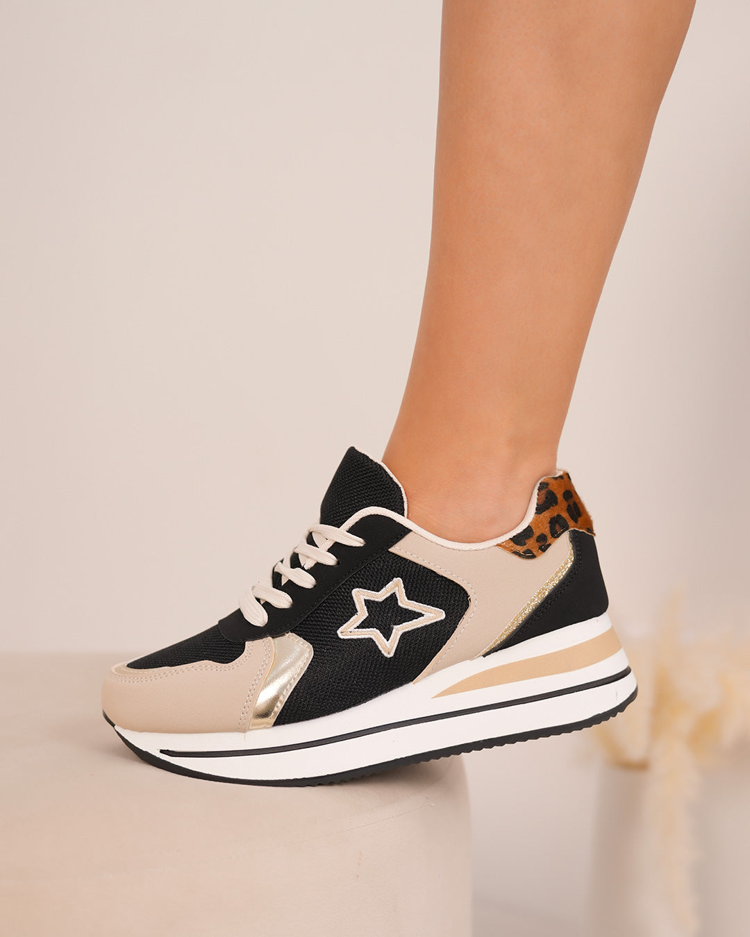 Basket femme noire et beige avec étoile tissée, détails dorés et motif léopard