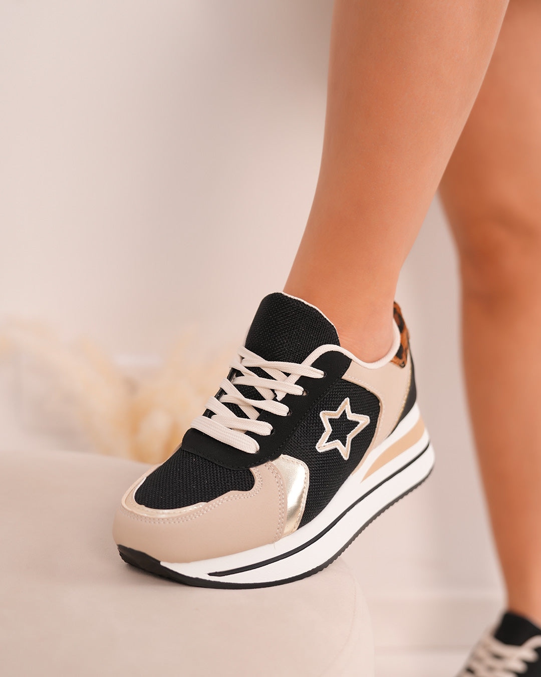 Basket femme noire et beige avec étoile tissée, détails dorés et motif léopard