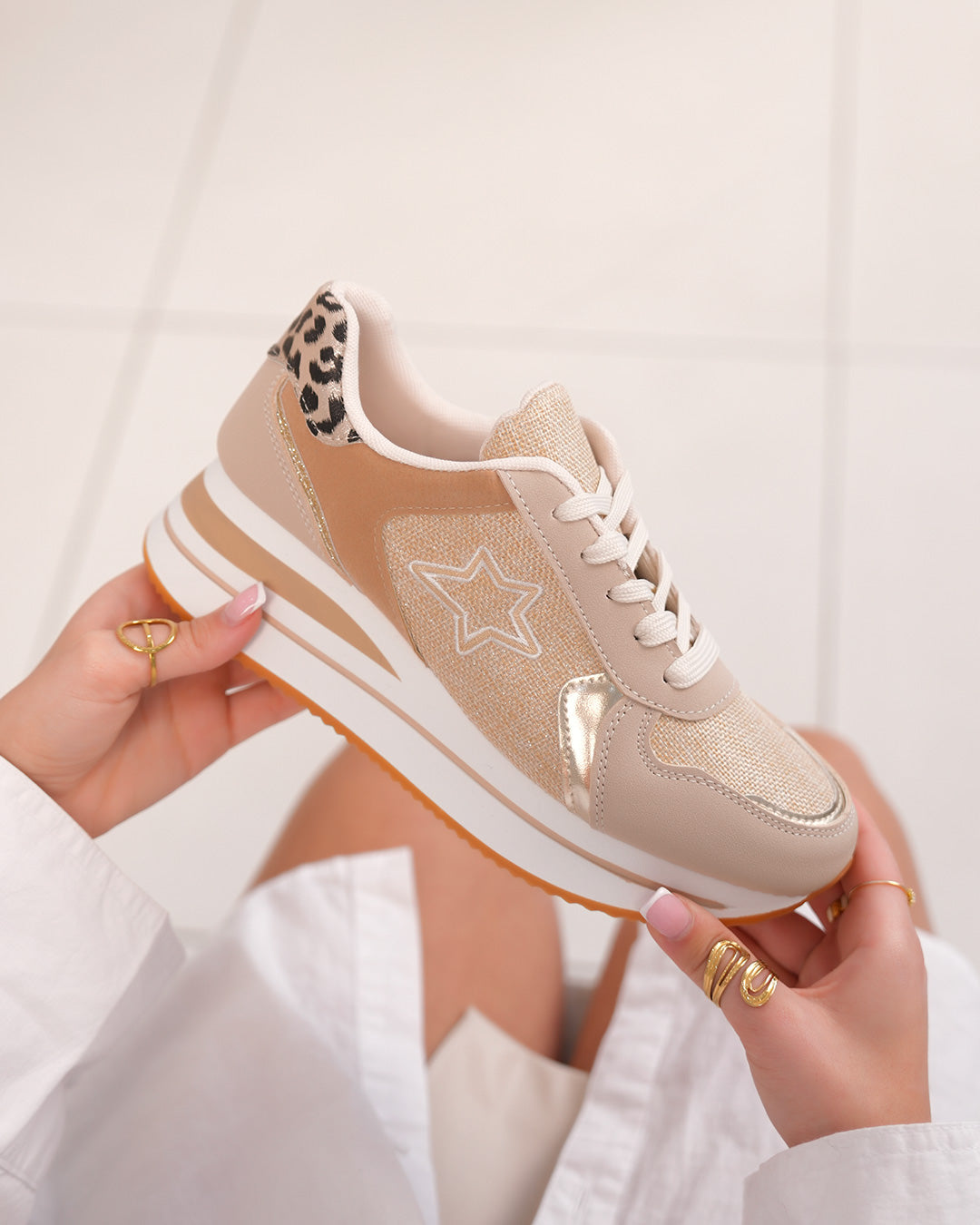Basket femme beige avec étoile tissée, dorures et motif léopard