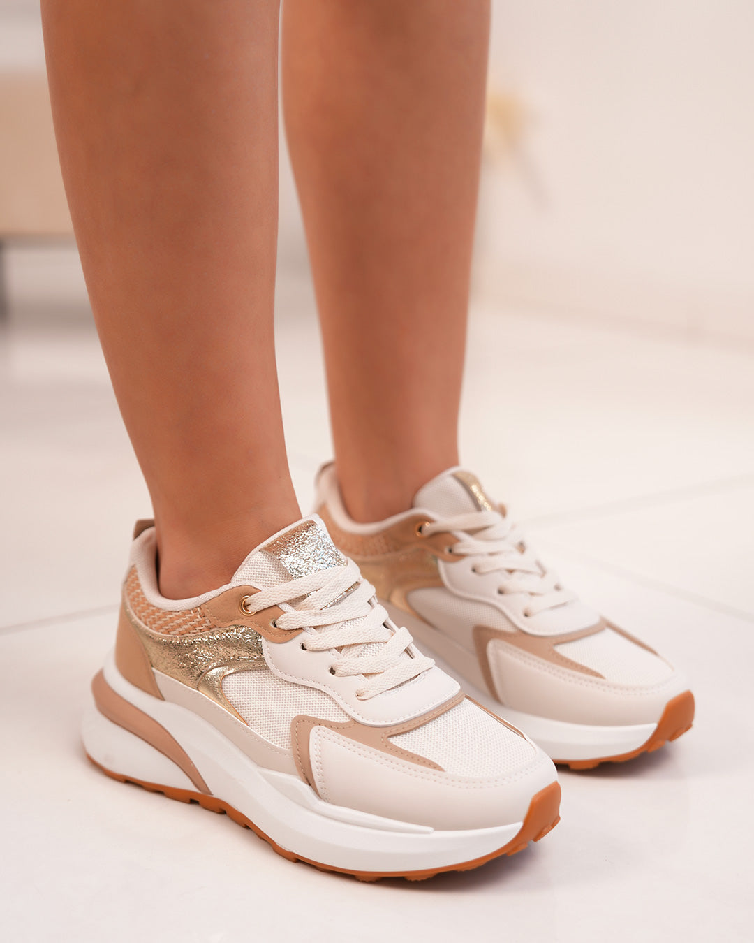 Basket femme blanche et beige avec détails dorés et motif tissé - Semelle épaisse crantée