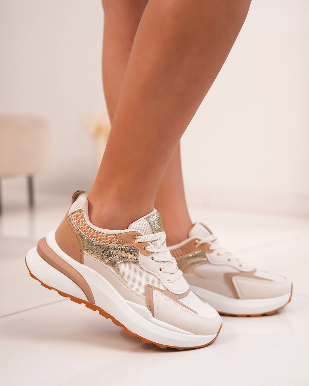 Basket femme blanche et beige avec détails dorés et motif tissé - Semelle épaisse crantée