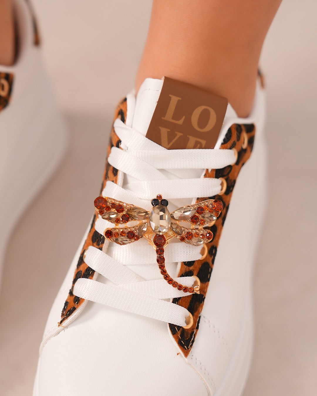 Basket femme blanche et léopard tendance avec bijoux scintillants