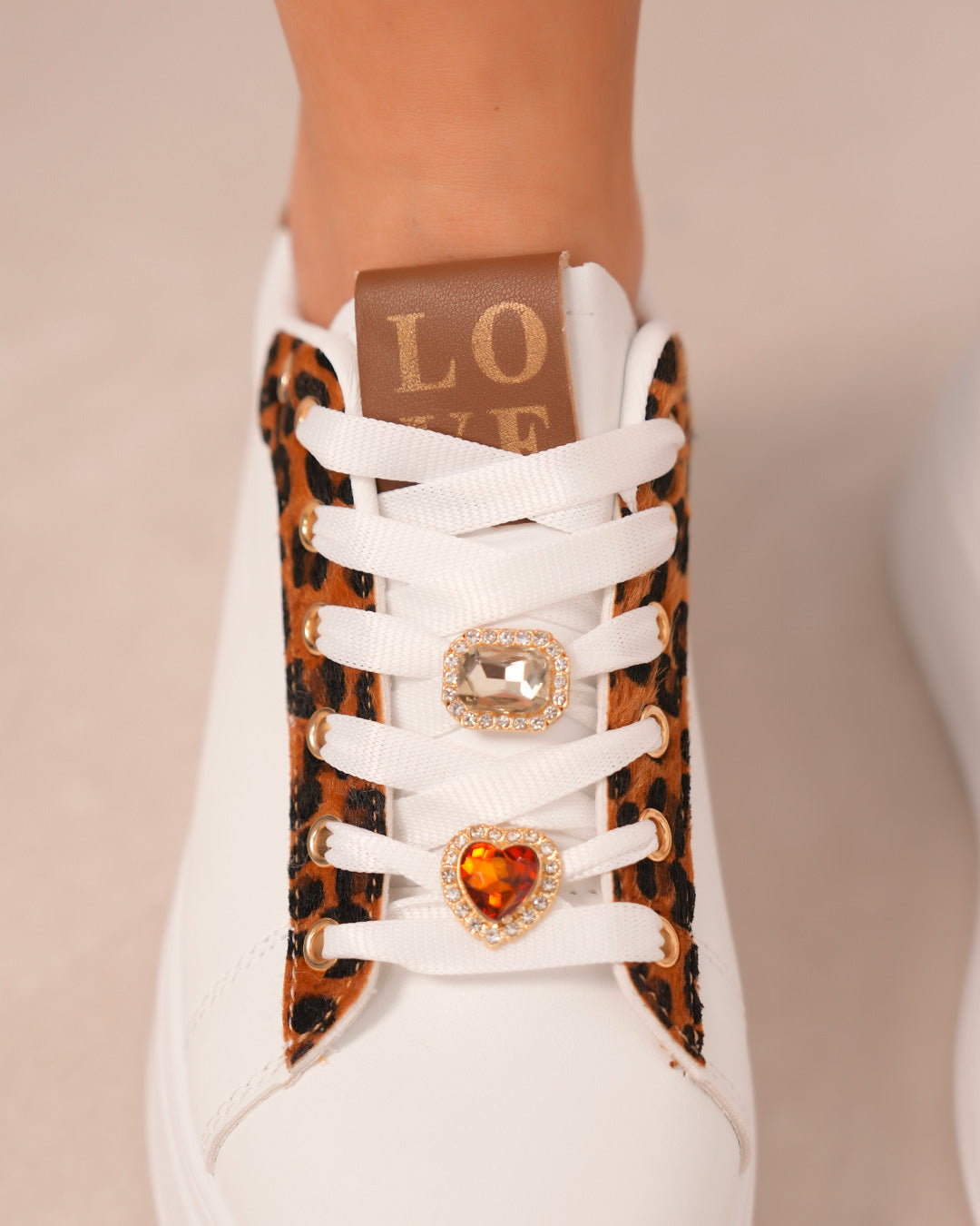 Basket femme blanche et léopard tendance avec bijoux scintillants