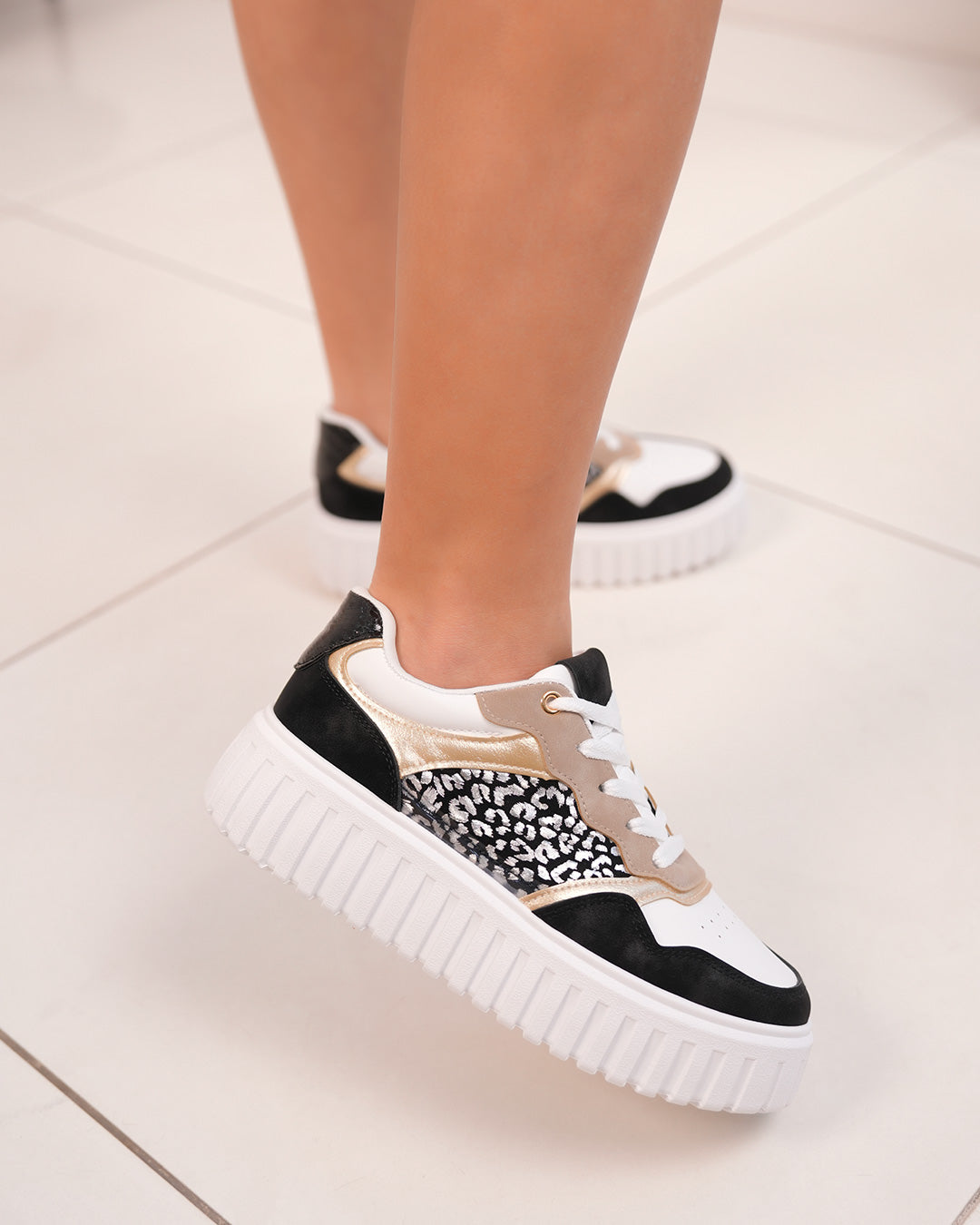 Basket noire et blanche pour femme avec imprimé léopard et touches dorées