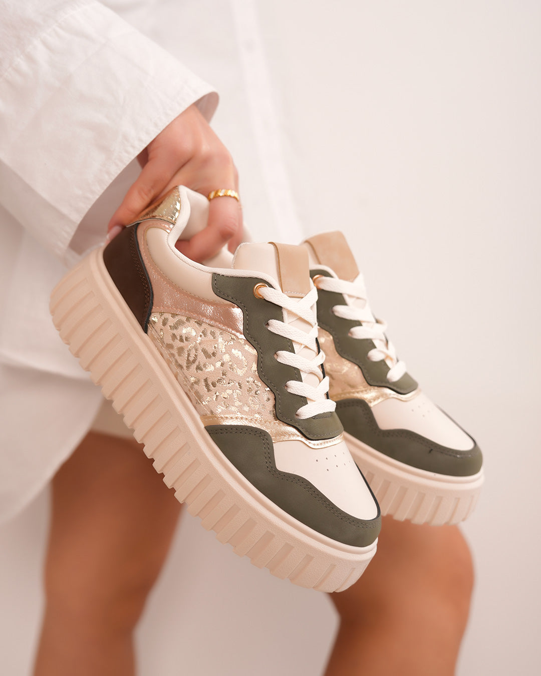 Basket femme beige et verte avec imprimé léopard et touches dorées