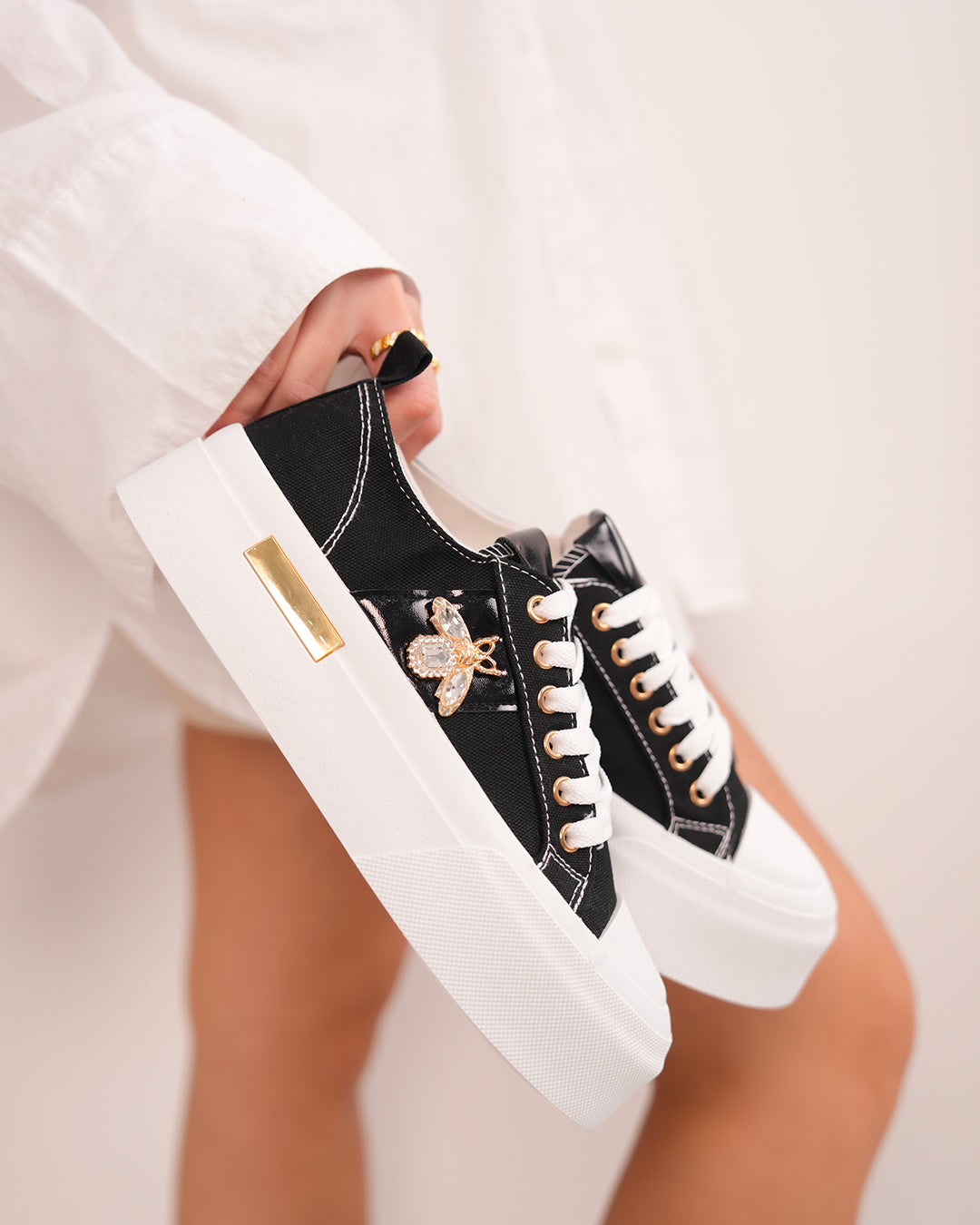 Basket noire femme avec bijoux libellule et semelle blanche épaisse