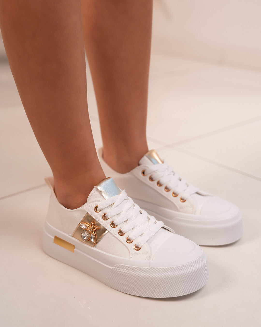 Basket blanche femme avec détails dorés et bijou libellule scintillant