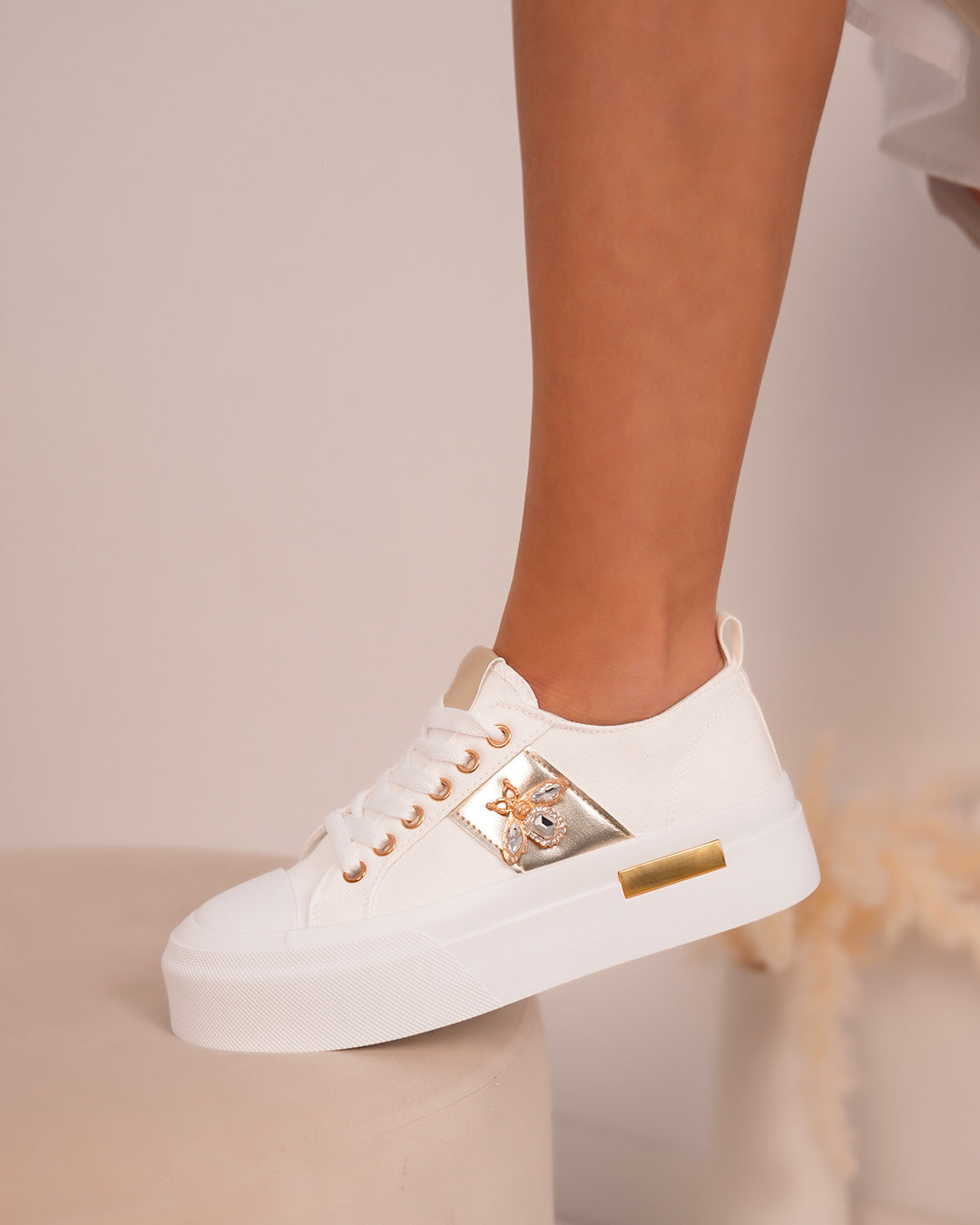 Basket blanche femme avec détails dorés et bijou libellule scintillant