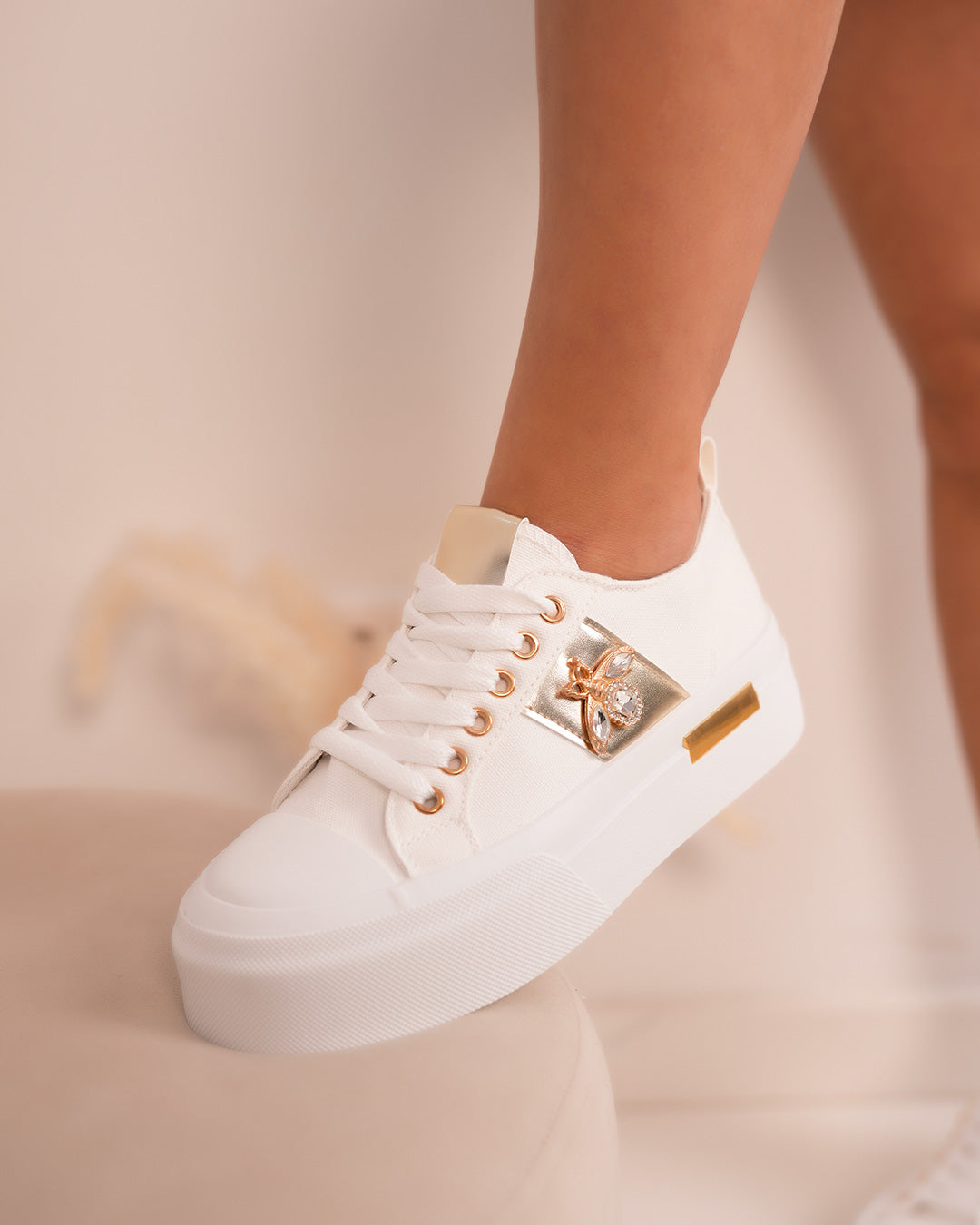 Basket blanche femme avec détails dorés et bijou libellule scintillant