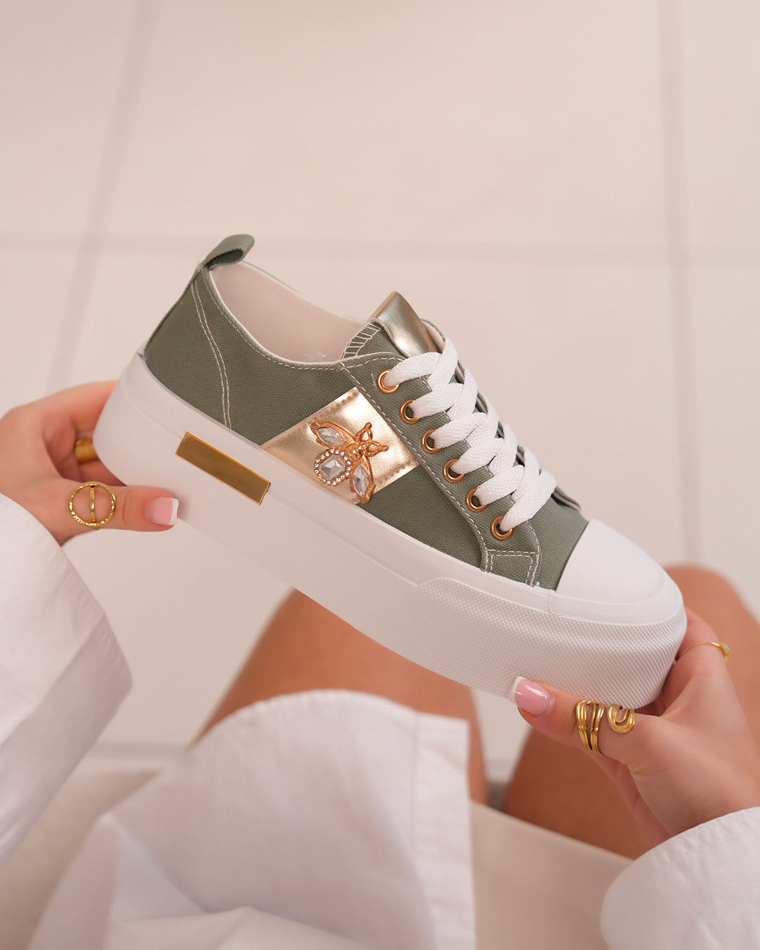 Basket verte pour femme avec détails dorés et bijou libellule scintillant