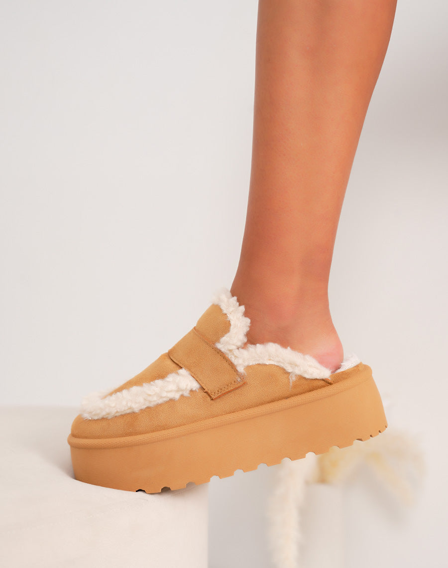 Mules femme camel en suédine avec fourrure blanche et semelle plateforme crantée