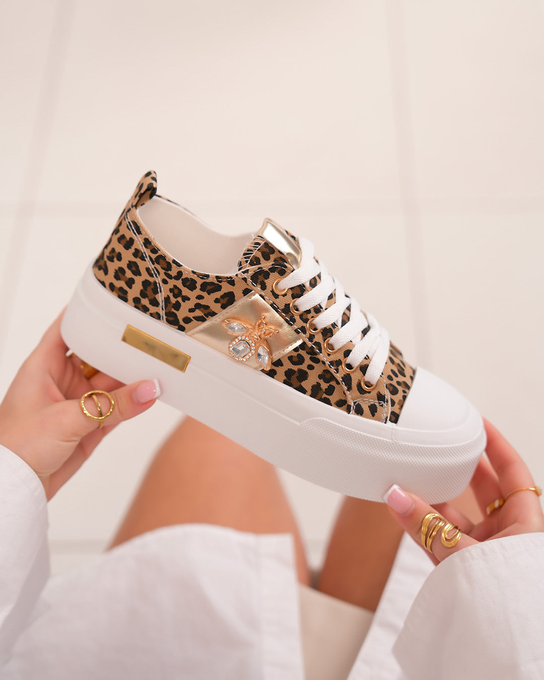 Basket léopard femme avec détails dorés et bijou libellule scintillant