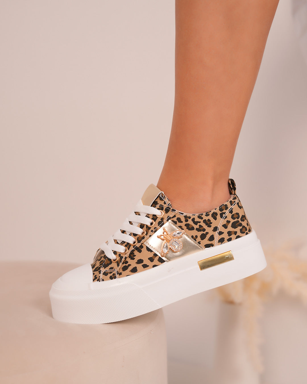 Basket léopard femme avec détails dorés et bijou libellule scintillant
