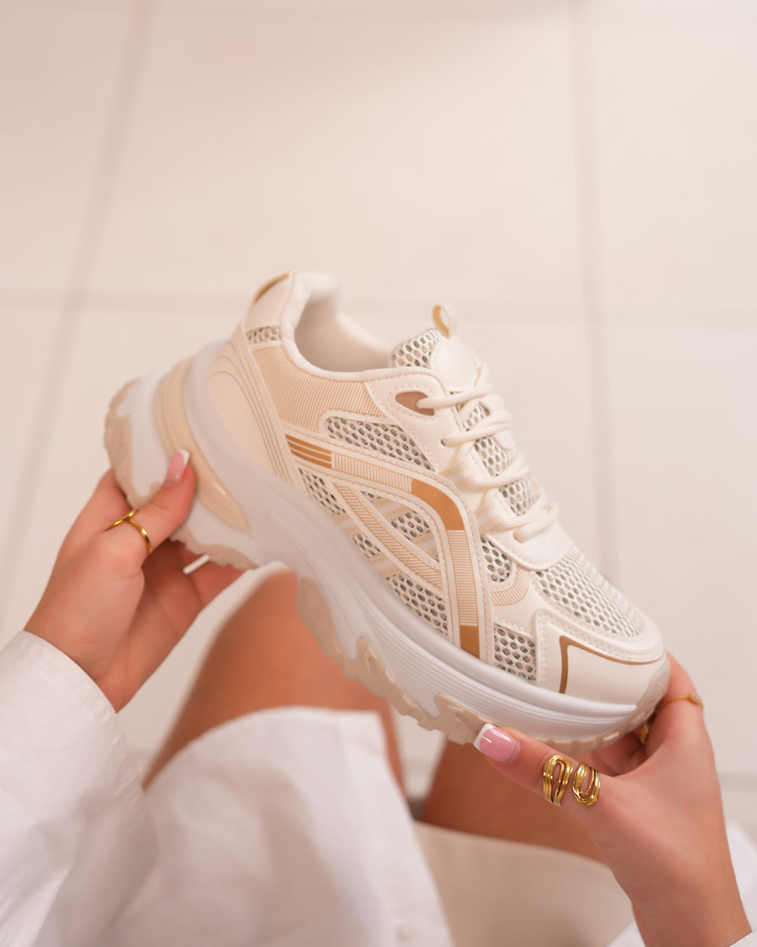 Basket beige et blanche femme avec empiècements en tissu et semelle épaisse