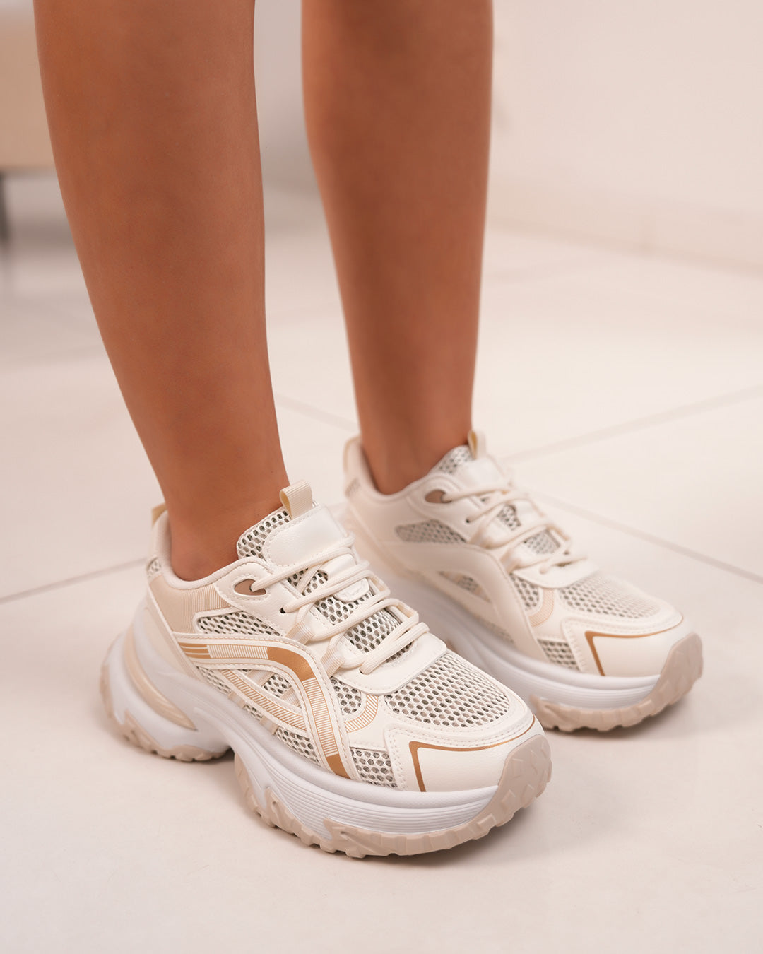 Basket beige et blanche femme avec empiècements en tissu et semelle épaisse