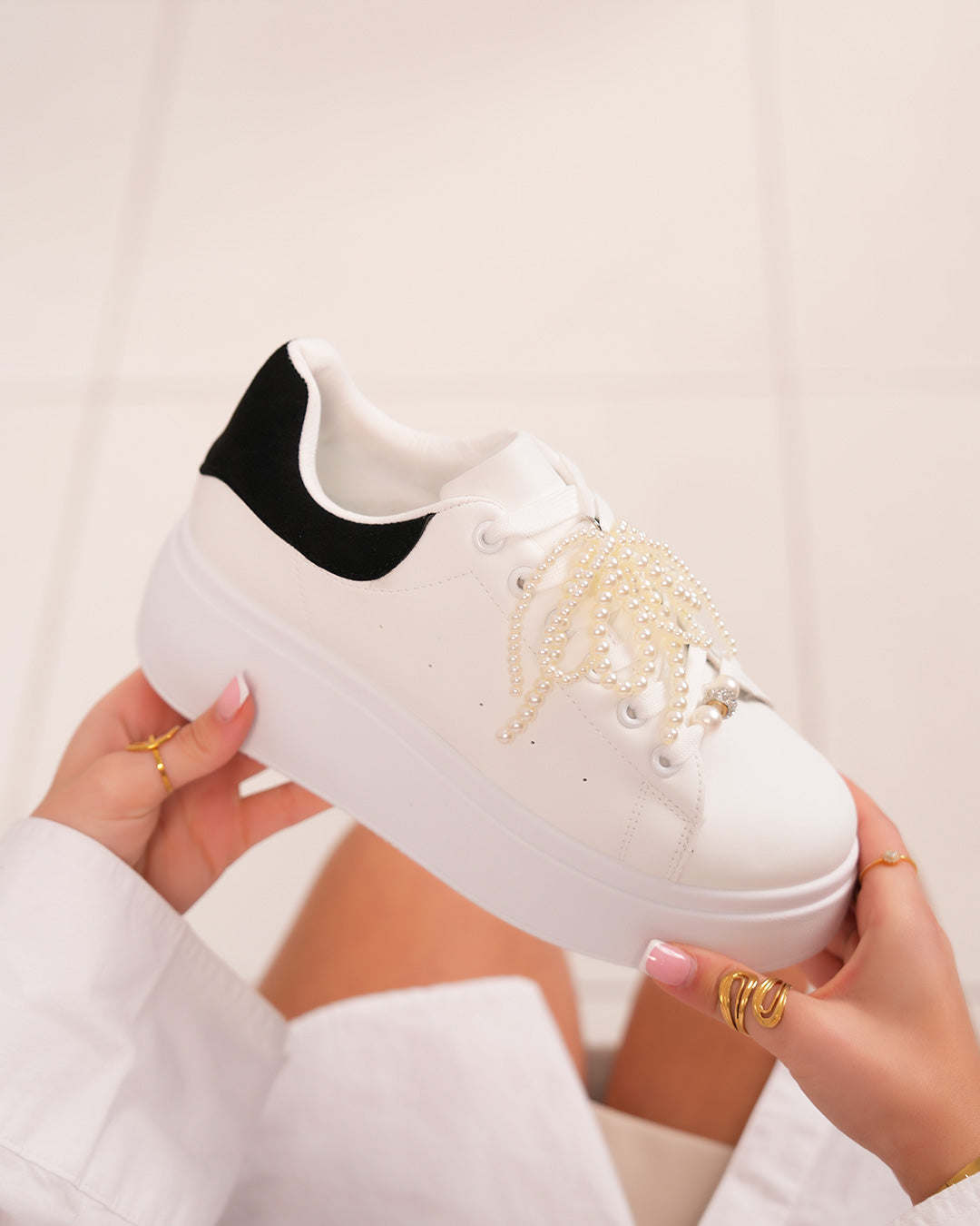 Basket blanche femme avec empiècement noir et lacets perles élégants