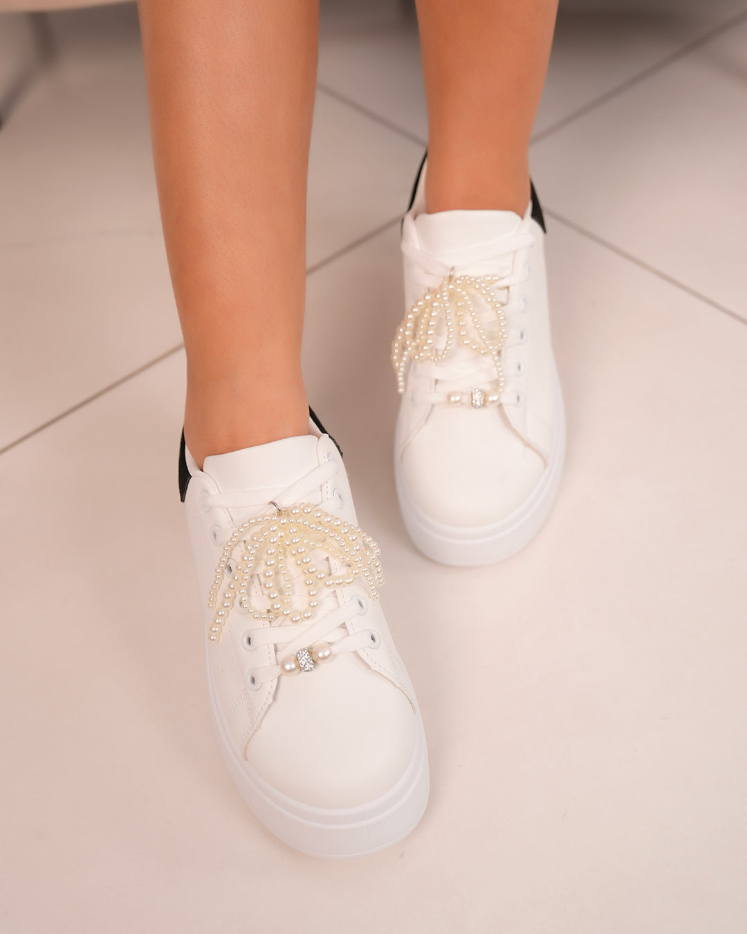 Basket blanche femme avec empiècement noir et lacets perles élégants