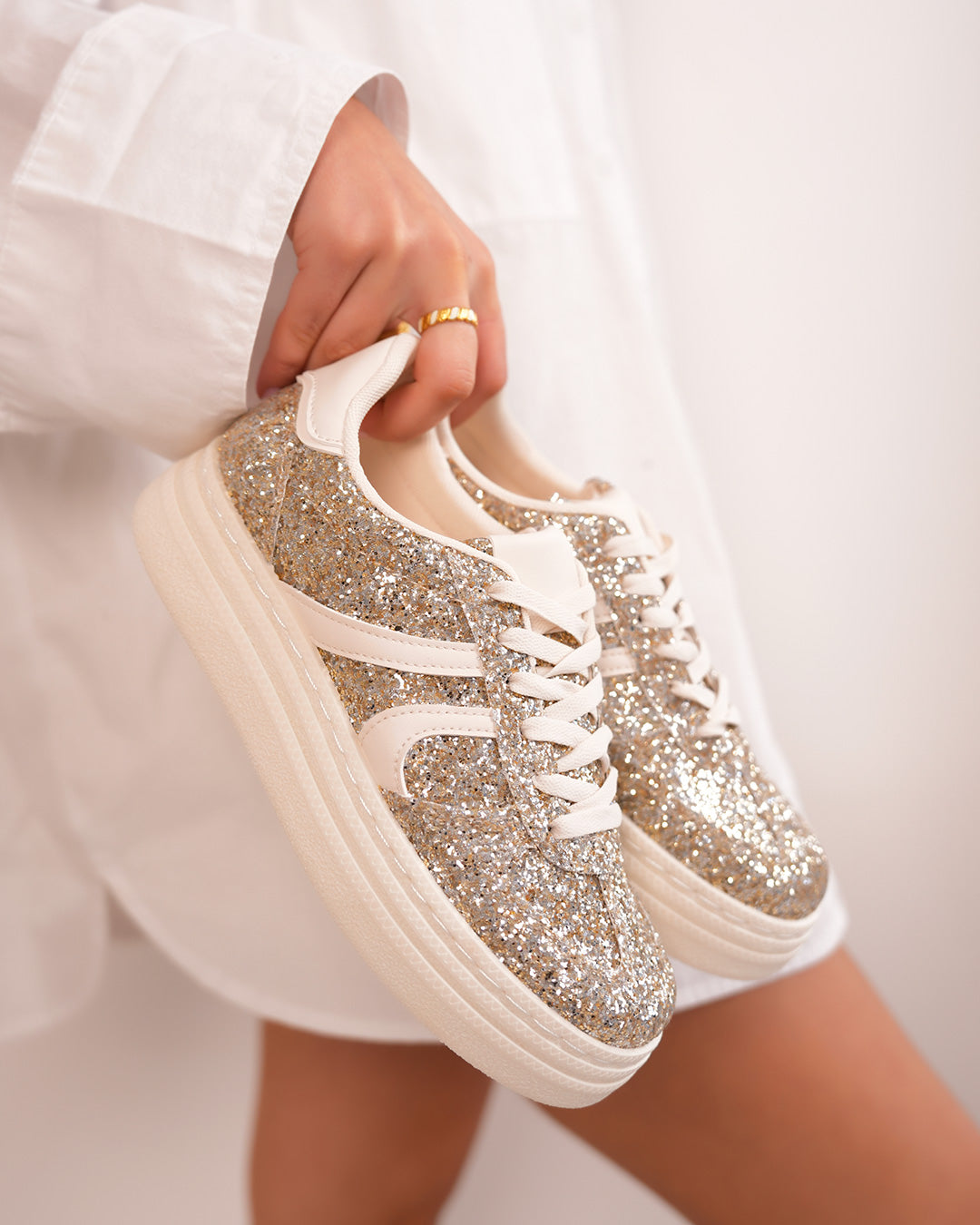 Basket dorée pailletée femme avec lacets blancs et semelle épaisse