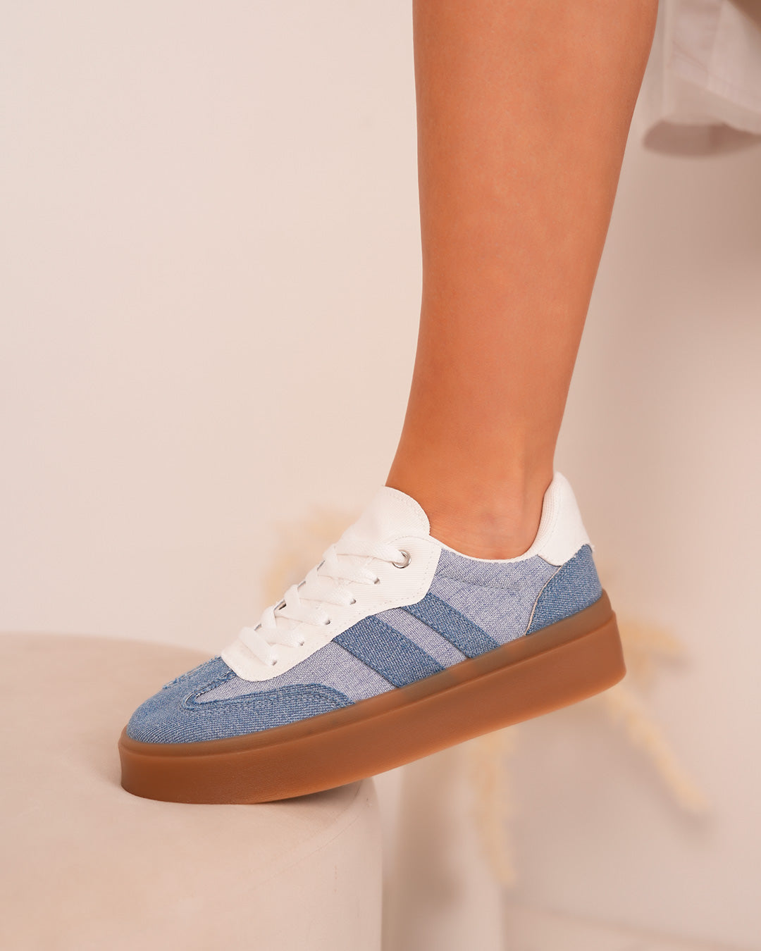 Basket effet jean femme avec semelle épaisse marron et détails blancs