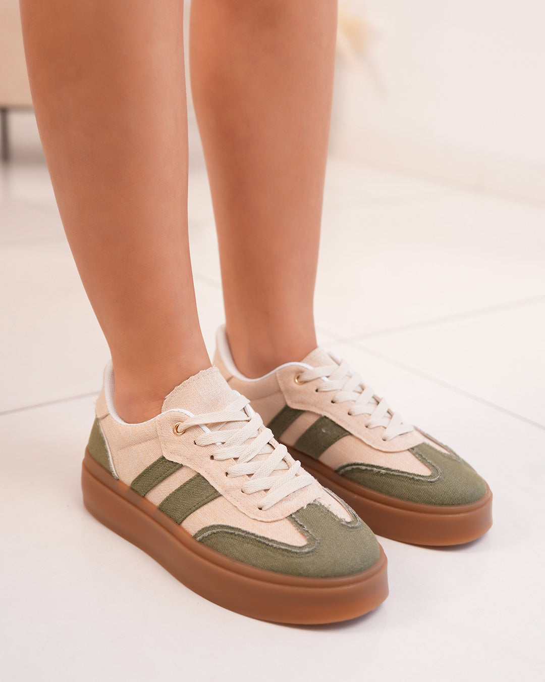 Basket femme effet jean beige et kaki avec semelle épaisse marron