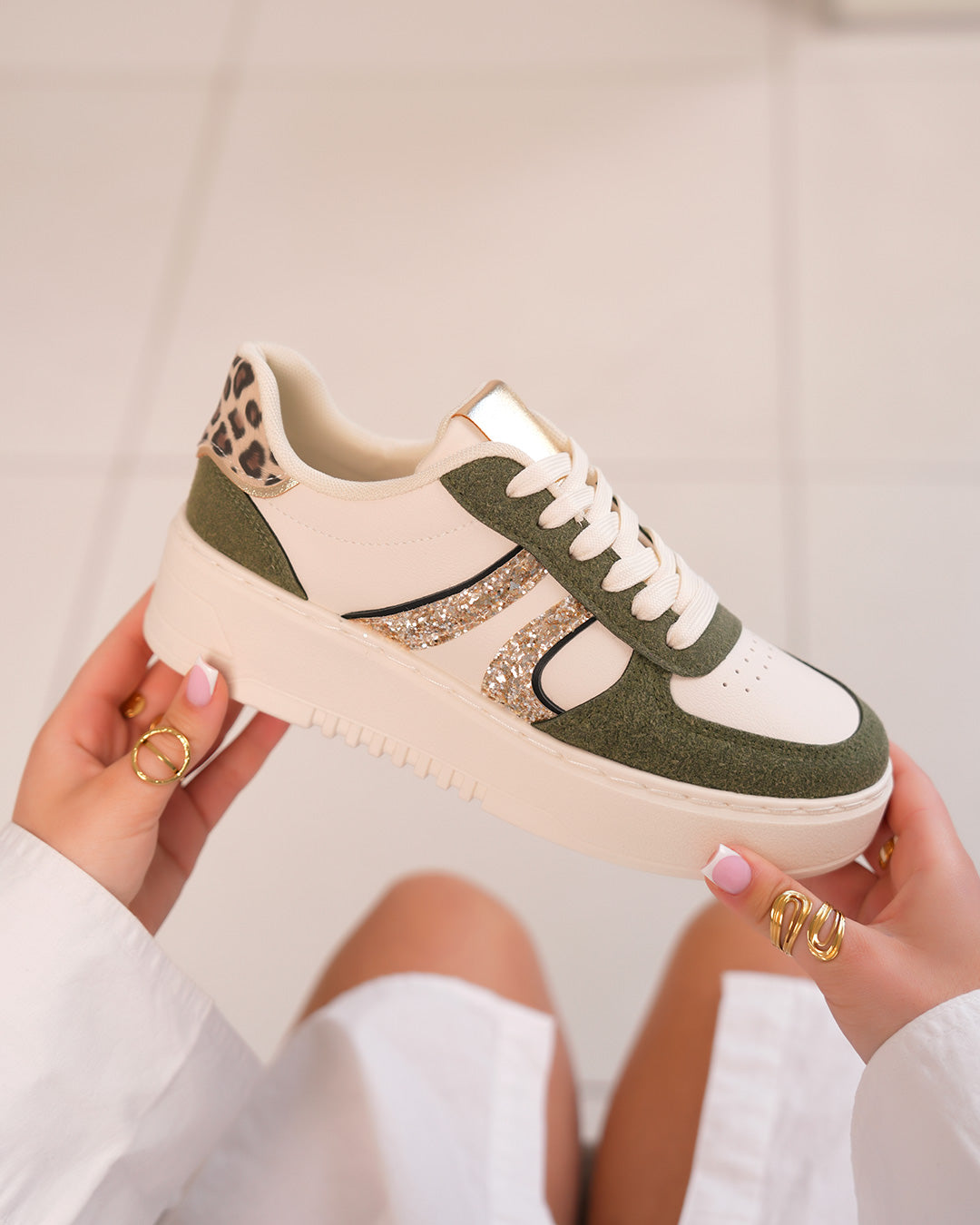 Basket blanche et kaki femme avec touches léopard et paillettes dorées