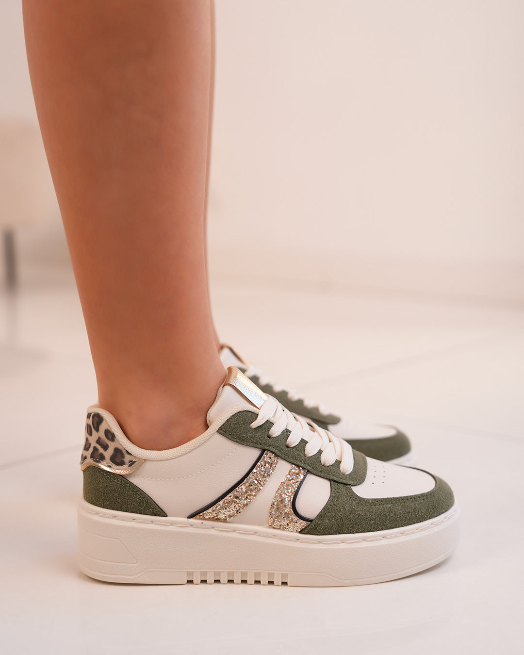 Basket blanche et kaki femme avec touches léopard et paillettes dorées