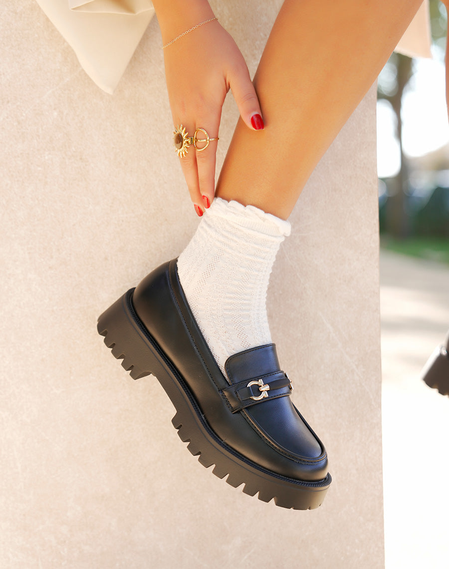 Mocassins femme noirs avec détail doré et semelle crantée épaisse