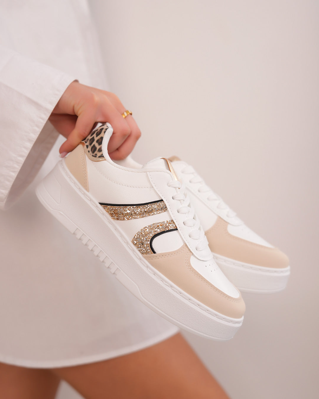 Basket beige femme avec détails léopard et paillettes dorées
