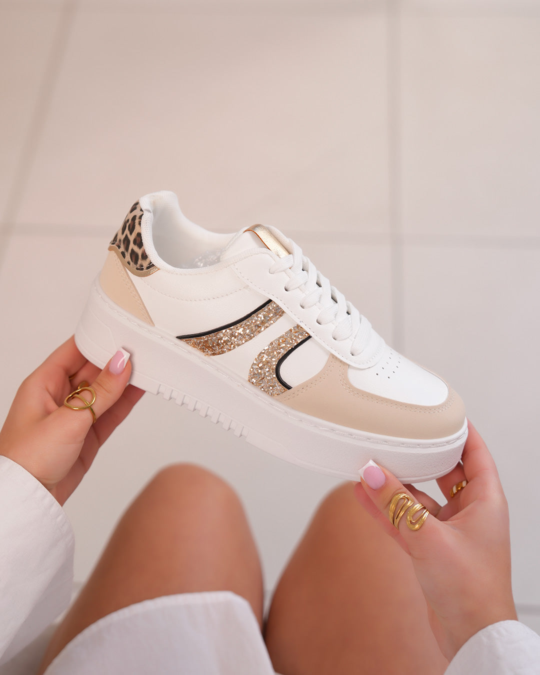 Basket beige femme avec détails léopard et paillettes dorées