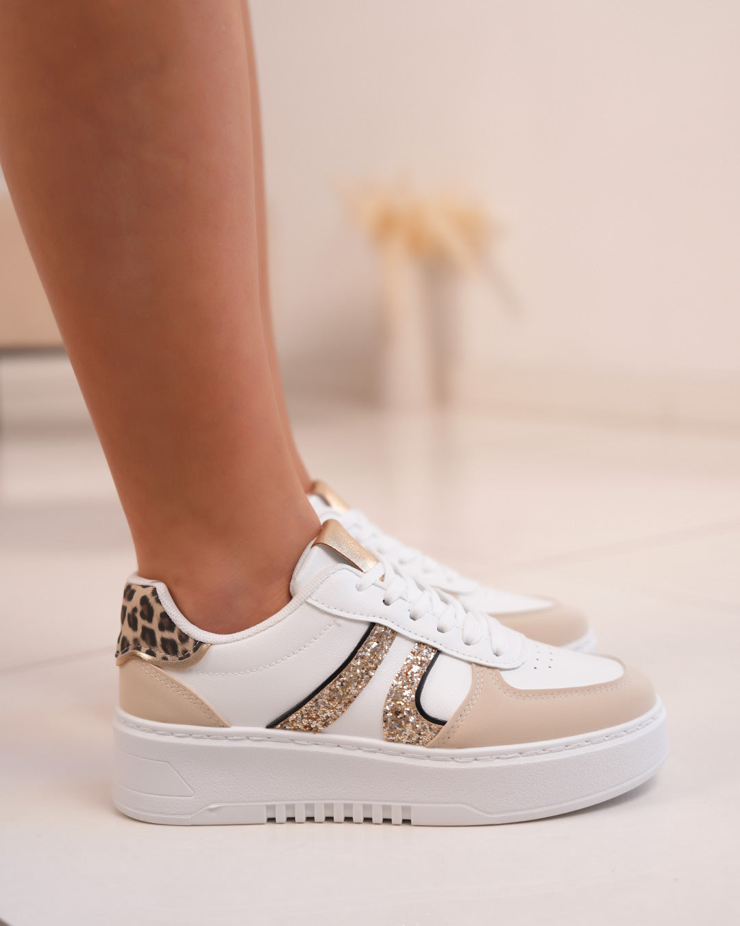 Basket beige femme avec détails léopard et paillettes dorées