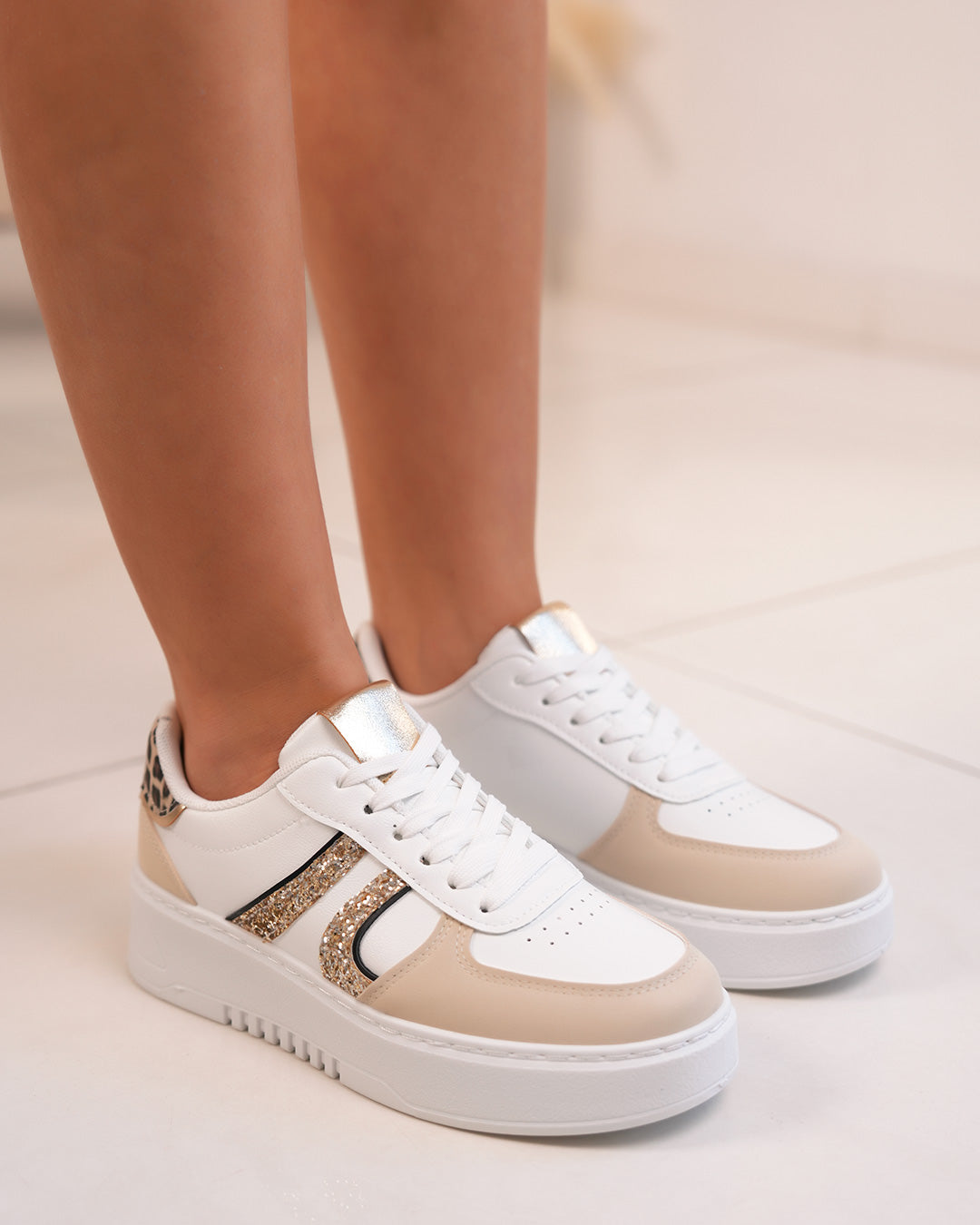 Basket beige femme avec détails léopard et paillettes dorées