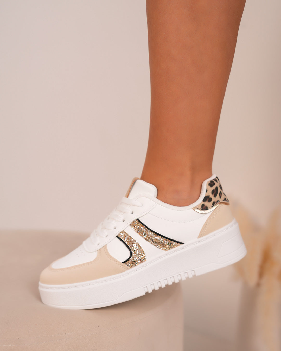 Basket beige femme avec détails léopard et paillettes dorées