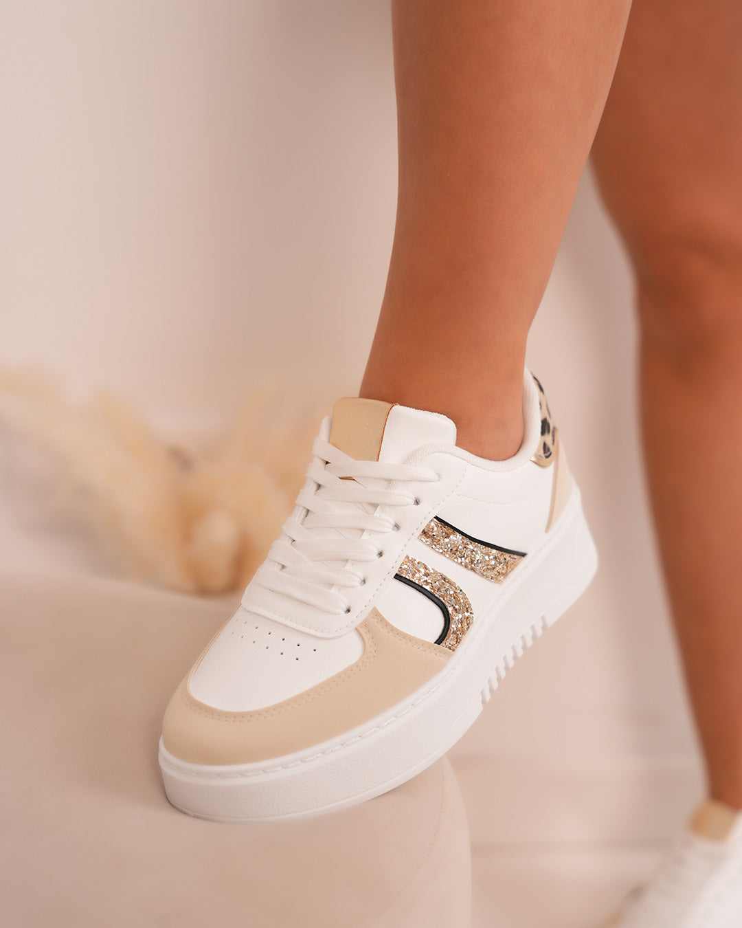 Basket beige femme avec détails léopard et paillettes dorées
