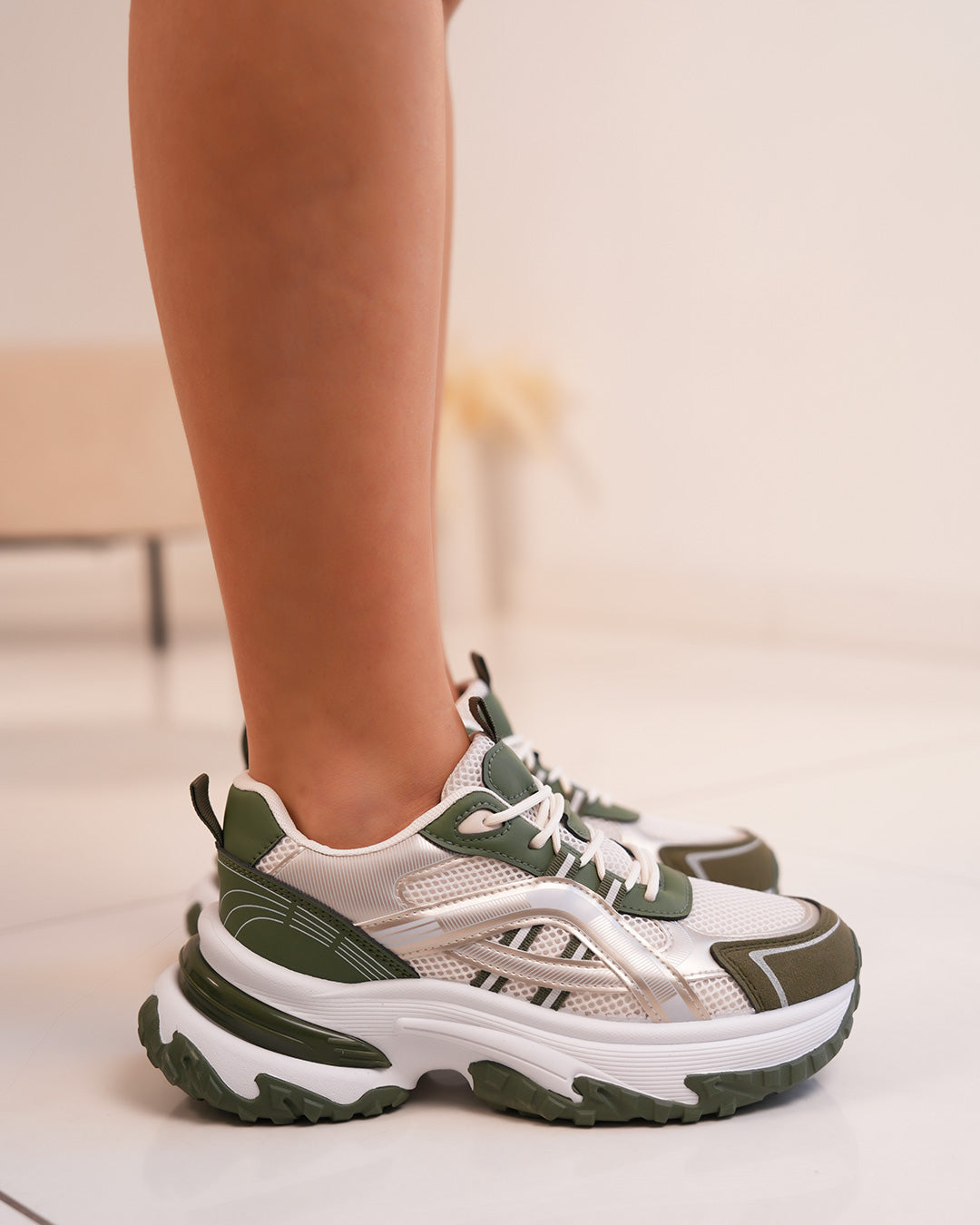 Basket blanche et kaki femme avec détails dorés et semelle épaisse