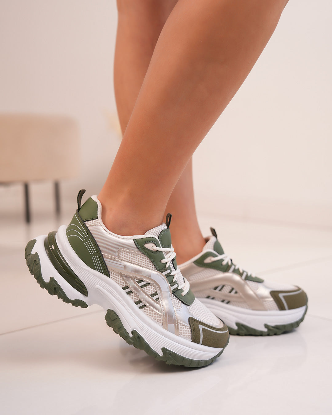 Basket blanche et kaki femme avec détails dorés et semelle épaisse