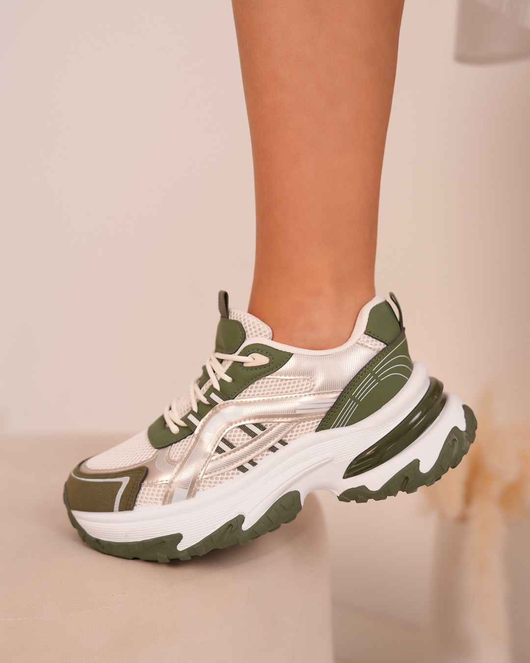 Basket blanche et kaki femme avec détails dorés et semelle épaisse