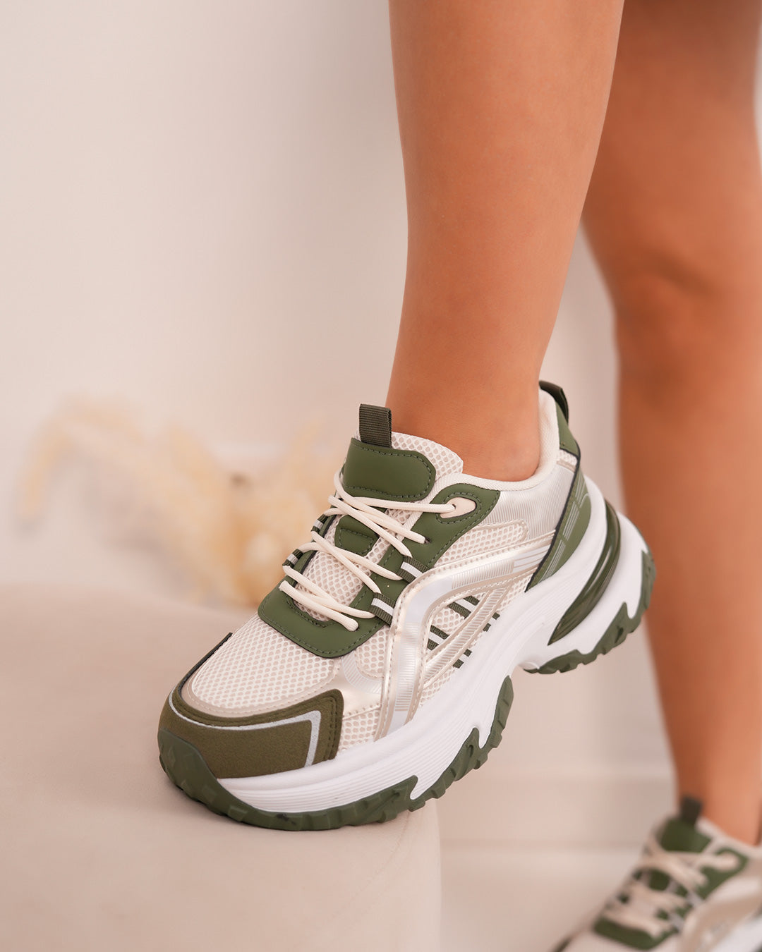 Basket blanche et kaki femme avec détails dorés et semelle épaisse