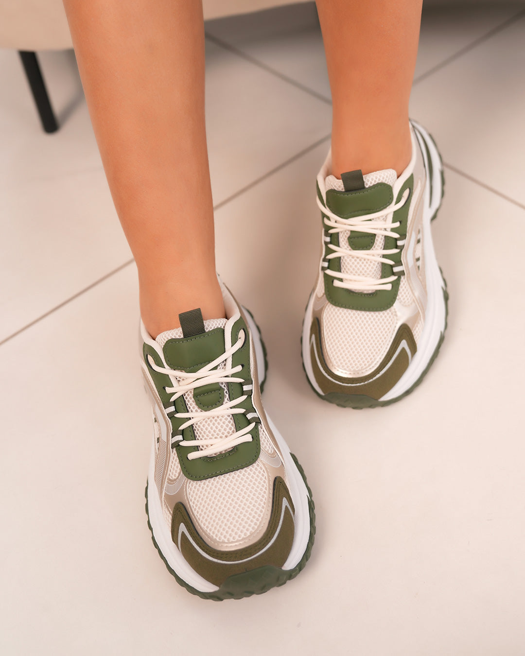 Basket blanche et kaki femme avec détails dorés et semelle épaisse