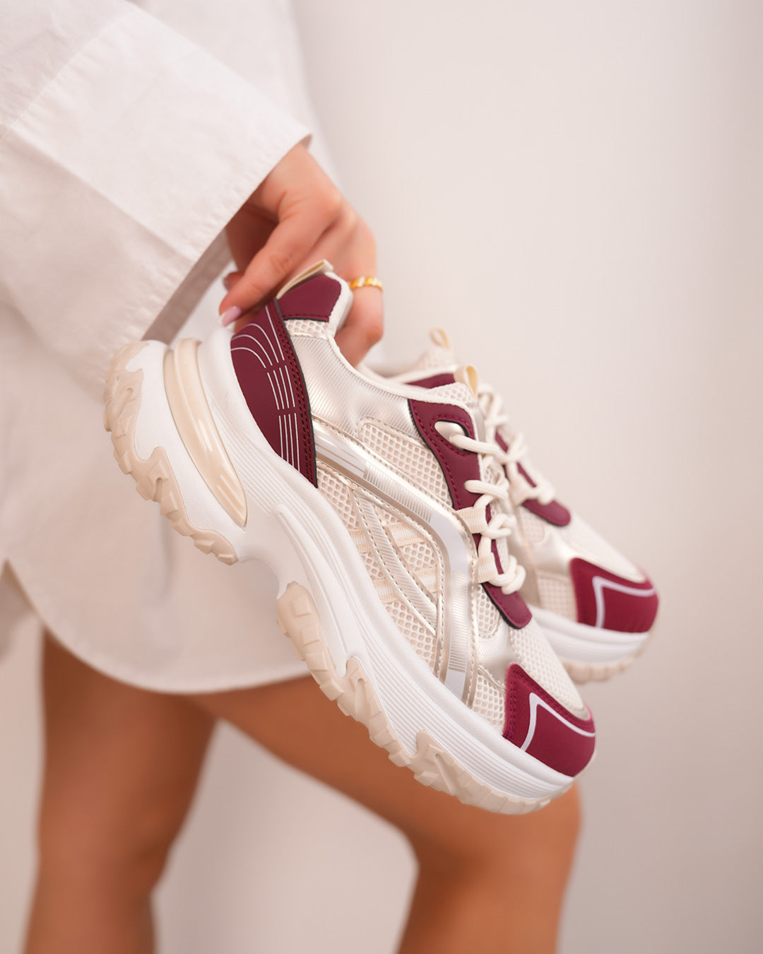 Basket blanche et bordeaux femme avec détails dorés et semelle épaisse