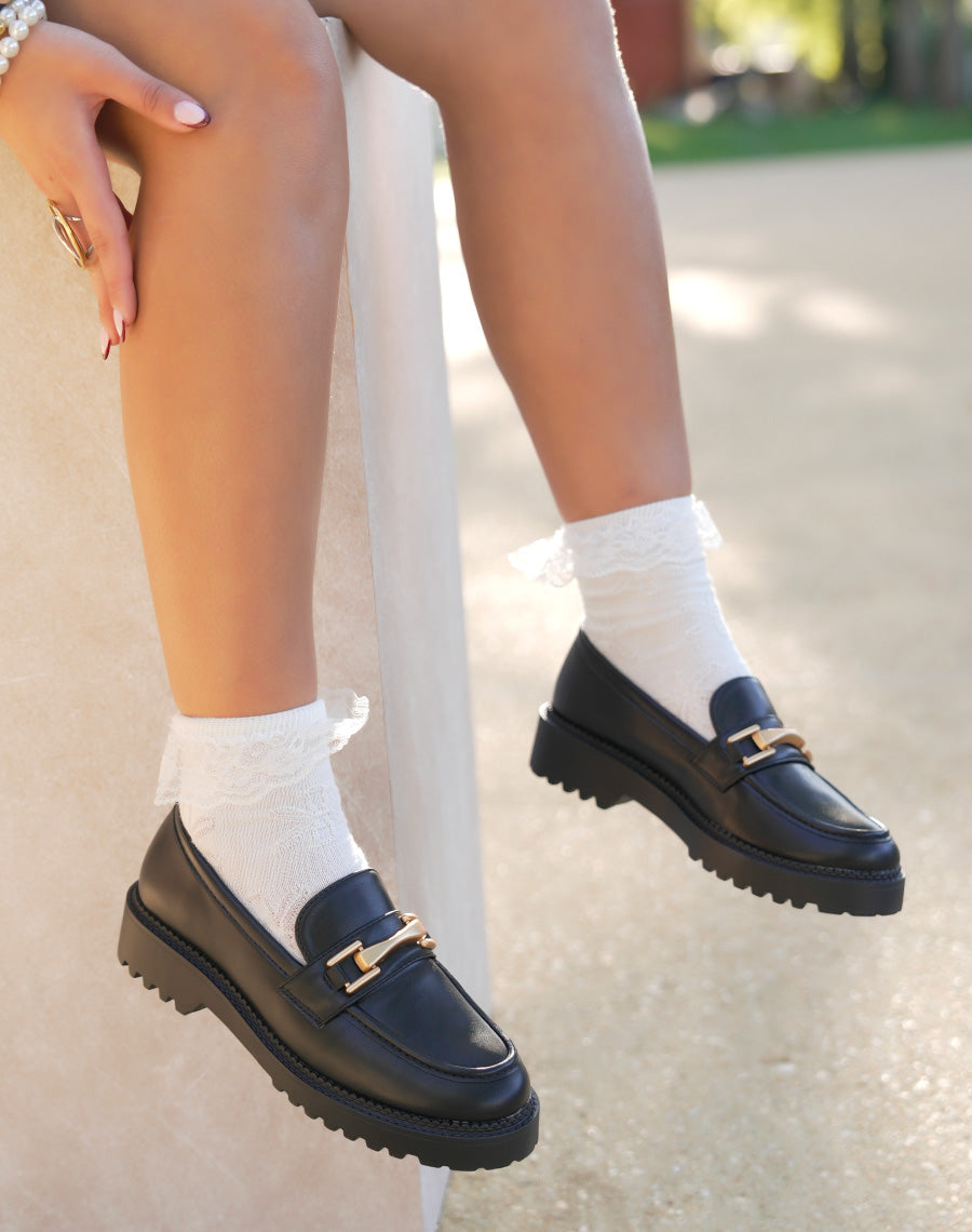 Mocassin femme noir chic avec bijou doré et semelle crantée confortable