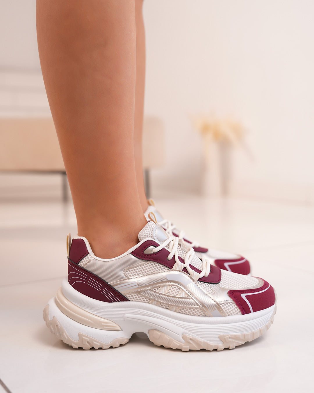 Basket blanche et bordeaux femme avec détails dorés et semelle épaisse