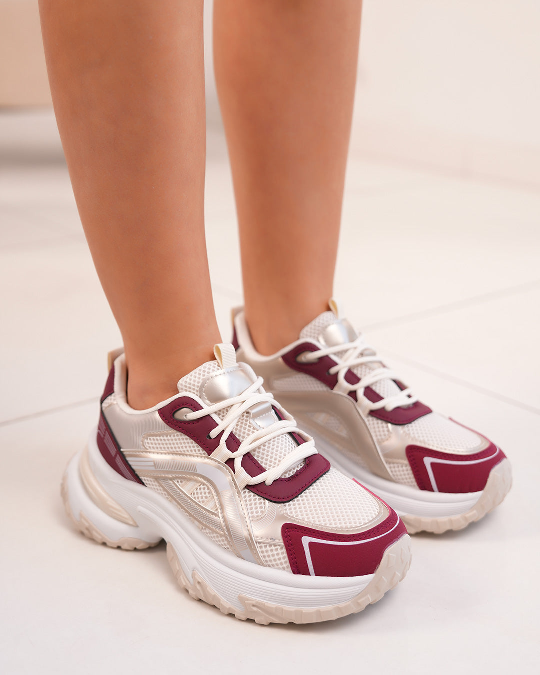 Basket blanche et bordeaux femme avec détails dorés et semelle épaisse